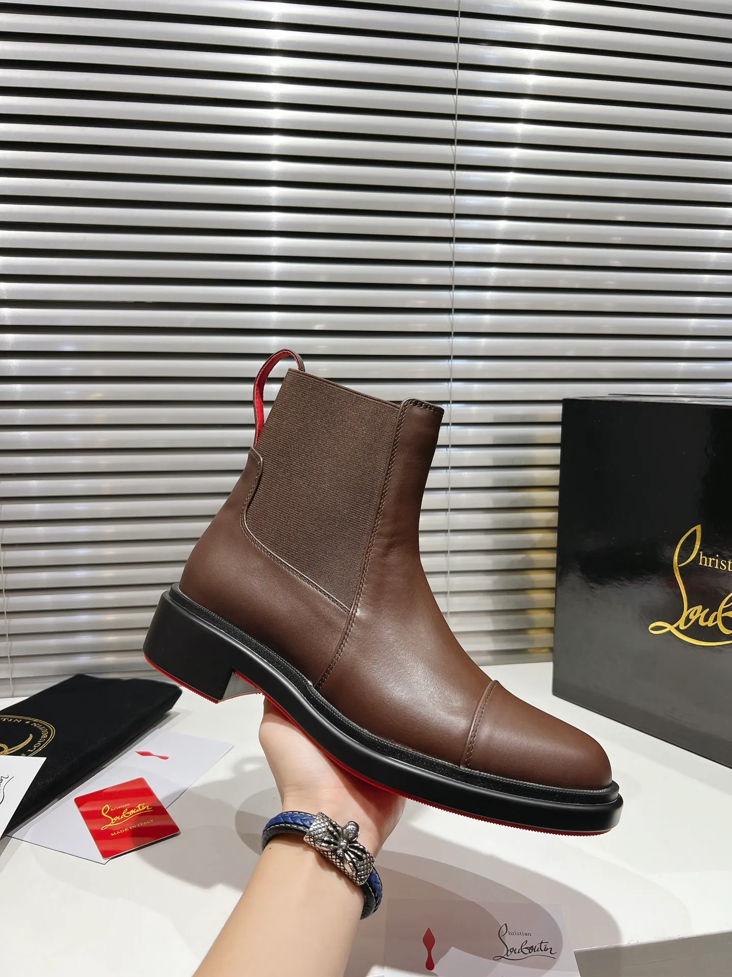 👟👟Ex-factory price 800👟👟 ╔Chelsea black nude boots╗ ·Top version customization·2024𝐬𝐬 Urbino Chelsea ankle boots are charming with smooth lines. The boots are made of black calfskin and feature a tonal rubber sole with the signature Maison Christian Louboutin Loubi red. This urban style features a heel tab and elastic side panels making it easy to put on 𝑪𝒉𝒓𝒊𝒔𝒕𝒊𝒂𝒏 𝑳𝒐𝒖𝒃𝒐𝒖𝒕𝒊𝒏 ▪️No matter the last shape, fabric, diamonds, nails, lining, outsole, they are all as close to ZP as possible... ▪️The original sole is specially provided by the original factory ▪️The lining is imported water-dyed cowhide ▪️Private customization time is about 3-7 days —————— Size: Men's 39M-47M
